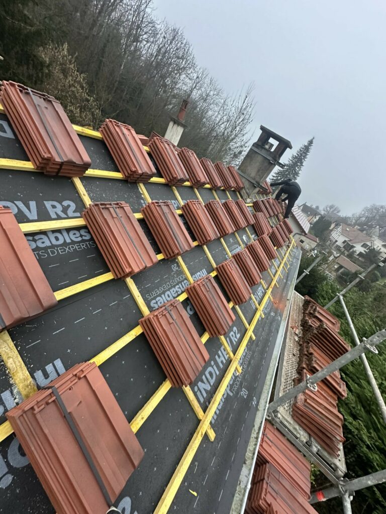 Rénovation toiture 91 Palaiseau - arrivée des tuiles neuves sur le toit - Couverture LD - Désiré Lafleur