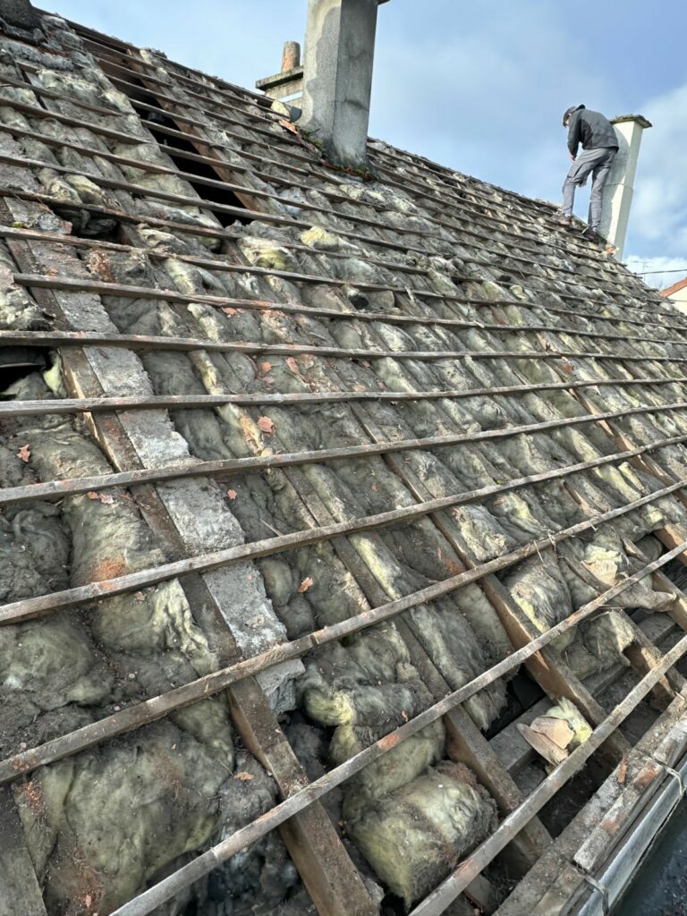 Breuillet 2 - rénovation toiture - retrait des tuiles anciennes  et ce qu'il y a dessous - début du chantier de rénovation de cette toiture - Couverture LD 